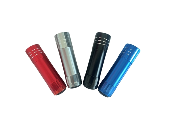 LAMPE DE POCHE METAL 8.5CM 9 LEDS 4C ASS. (24)